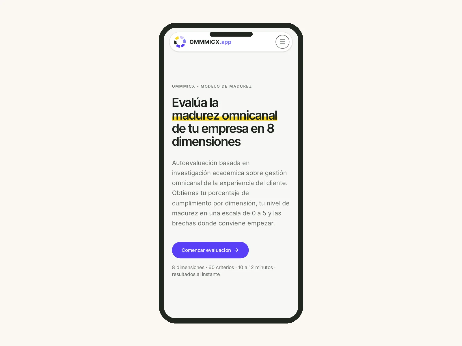 OMMMICX.app en un teléfono móvil, con la portada de la autoevaluación