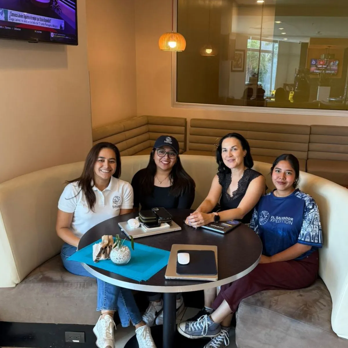 Sesión de mentoría con Lisette y parte del equipo de Salvador Xpedition, empresa turística salvadoreña del Growth Lab